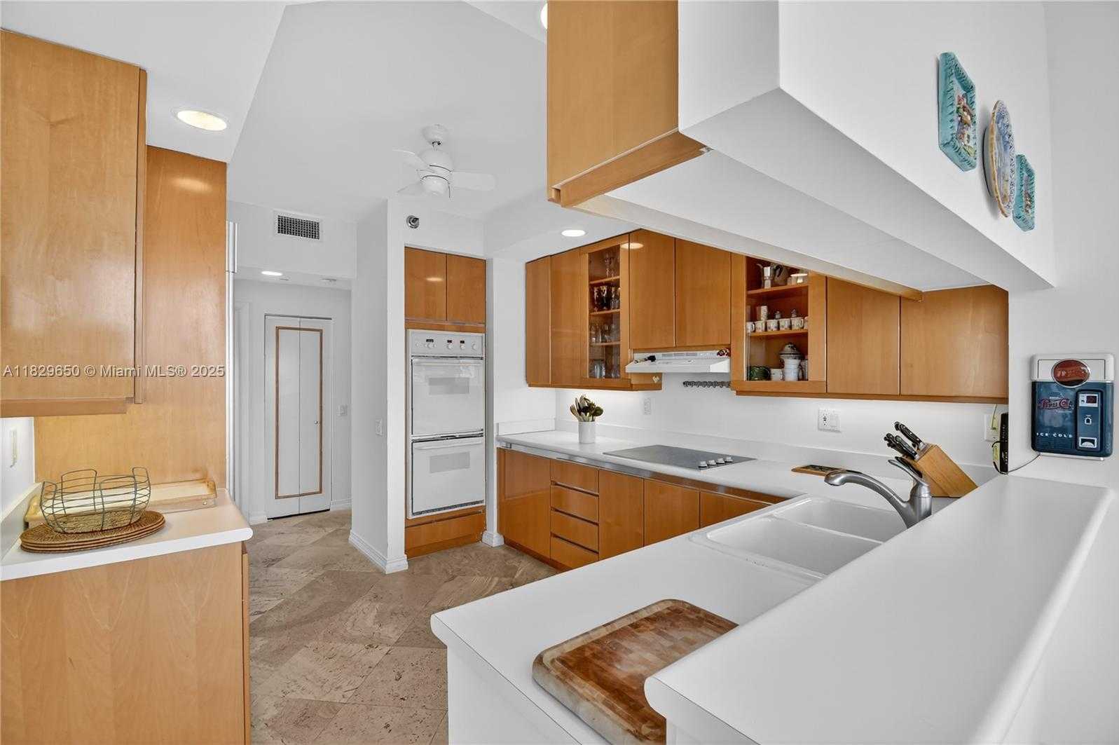 Small Image of 21150 POINT PL #1505, Aventura Number 11