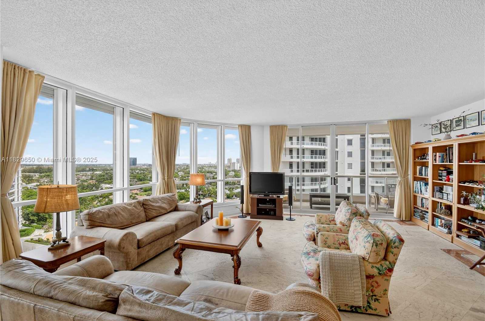 Small Image of 21150 POINT PL #1505, Aventura Number 4