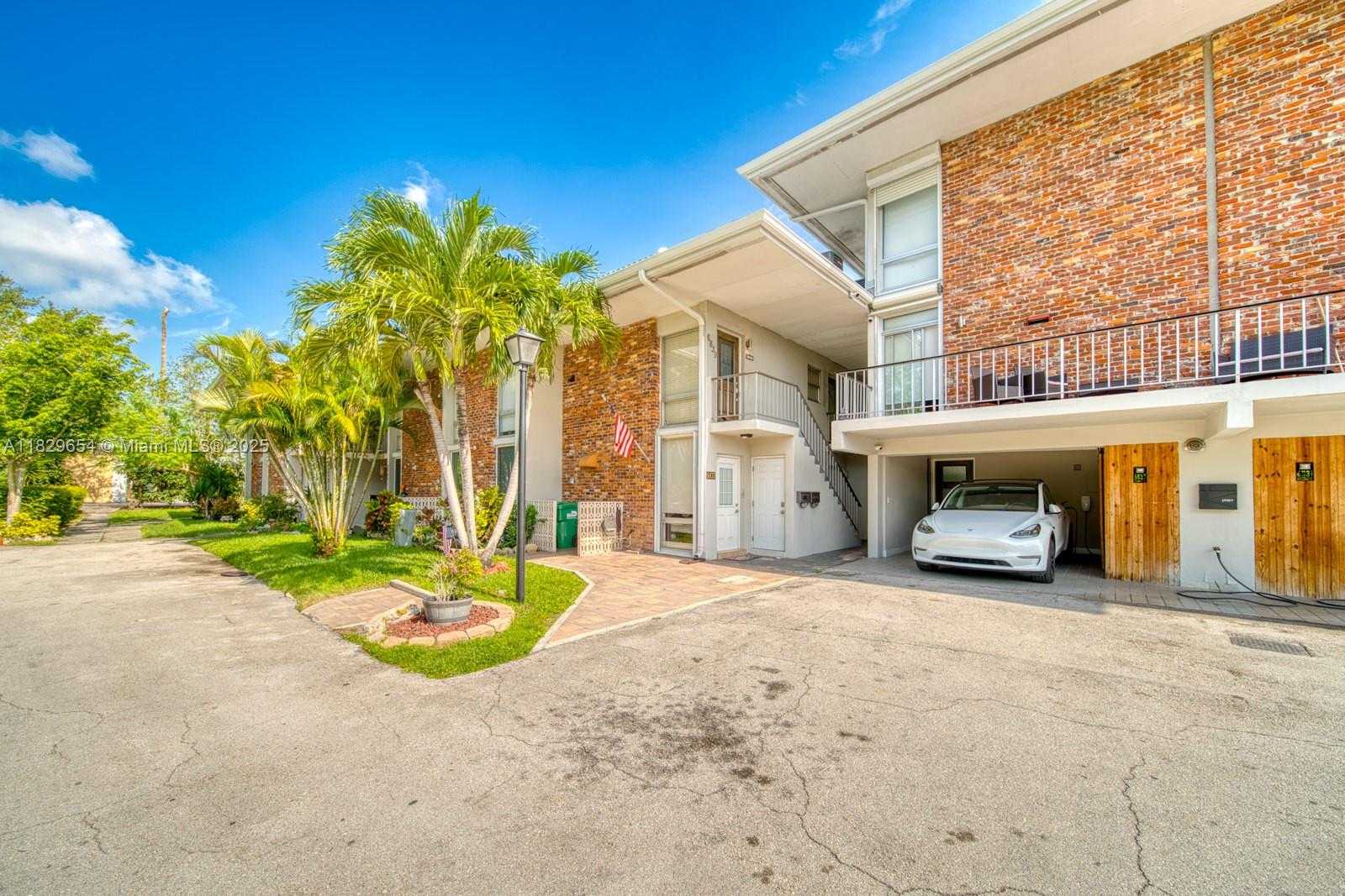Small Image of 6839 BROOKLINE DR #6839, Hialeah Number 2
