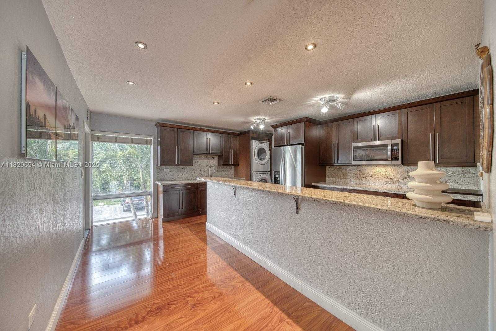 Small Image of 6839 BROOKLINE DR #6839, Hialeah Number 3