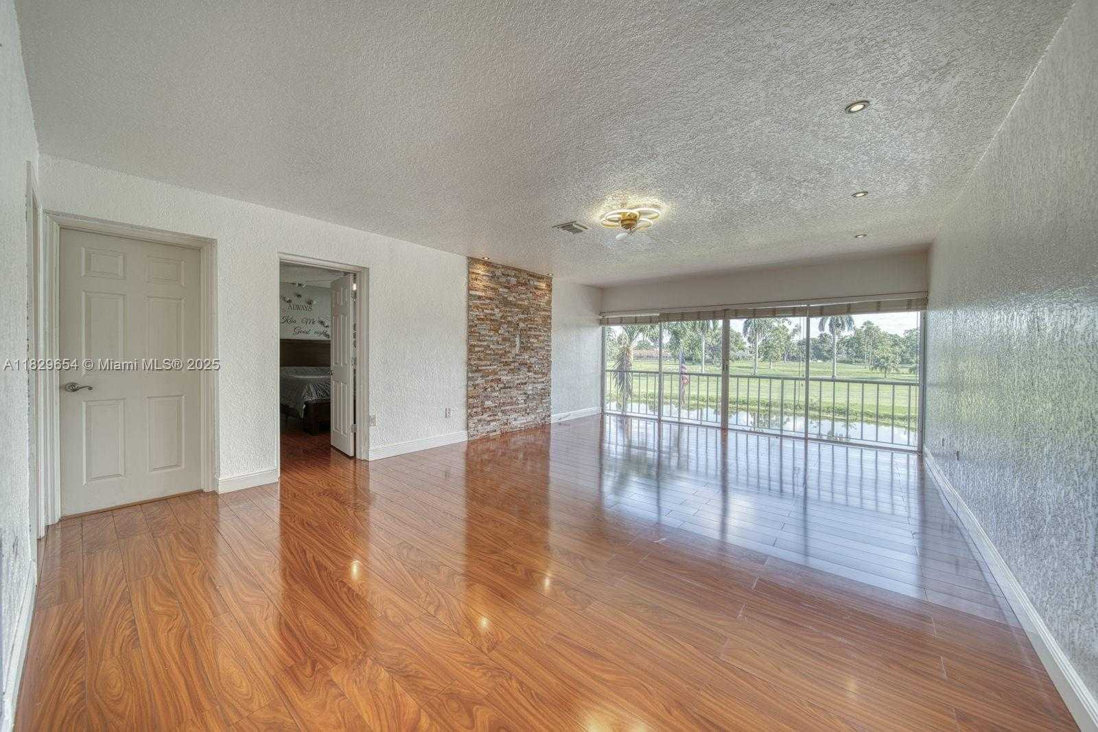 Small Image of 6839 BROOKLINE DR #6839, Hialeah Number 4