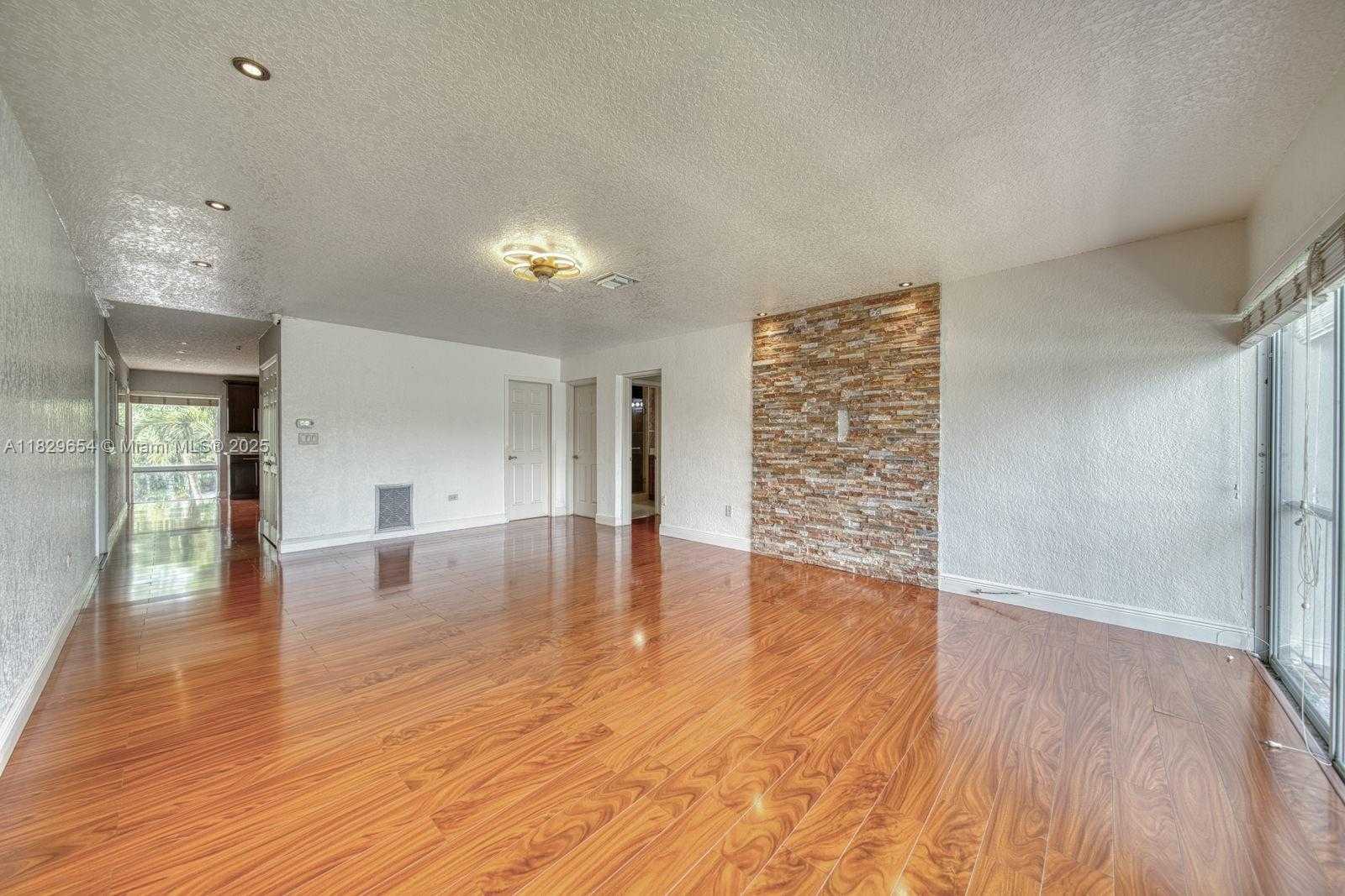 Small Image of 6839 BROOKLINE DR #6839, Hialeah Number 5