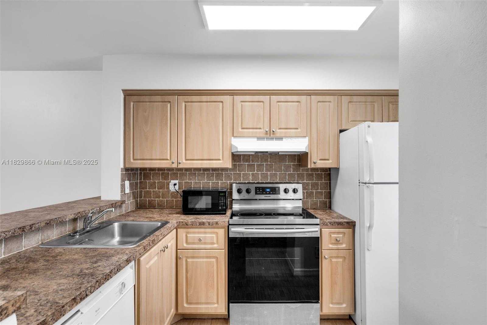 Small Image of 2106 SOUTH CYPRESS BEND DR #203, Pompano Beach Number 16