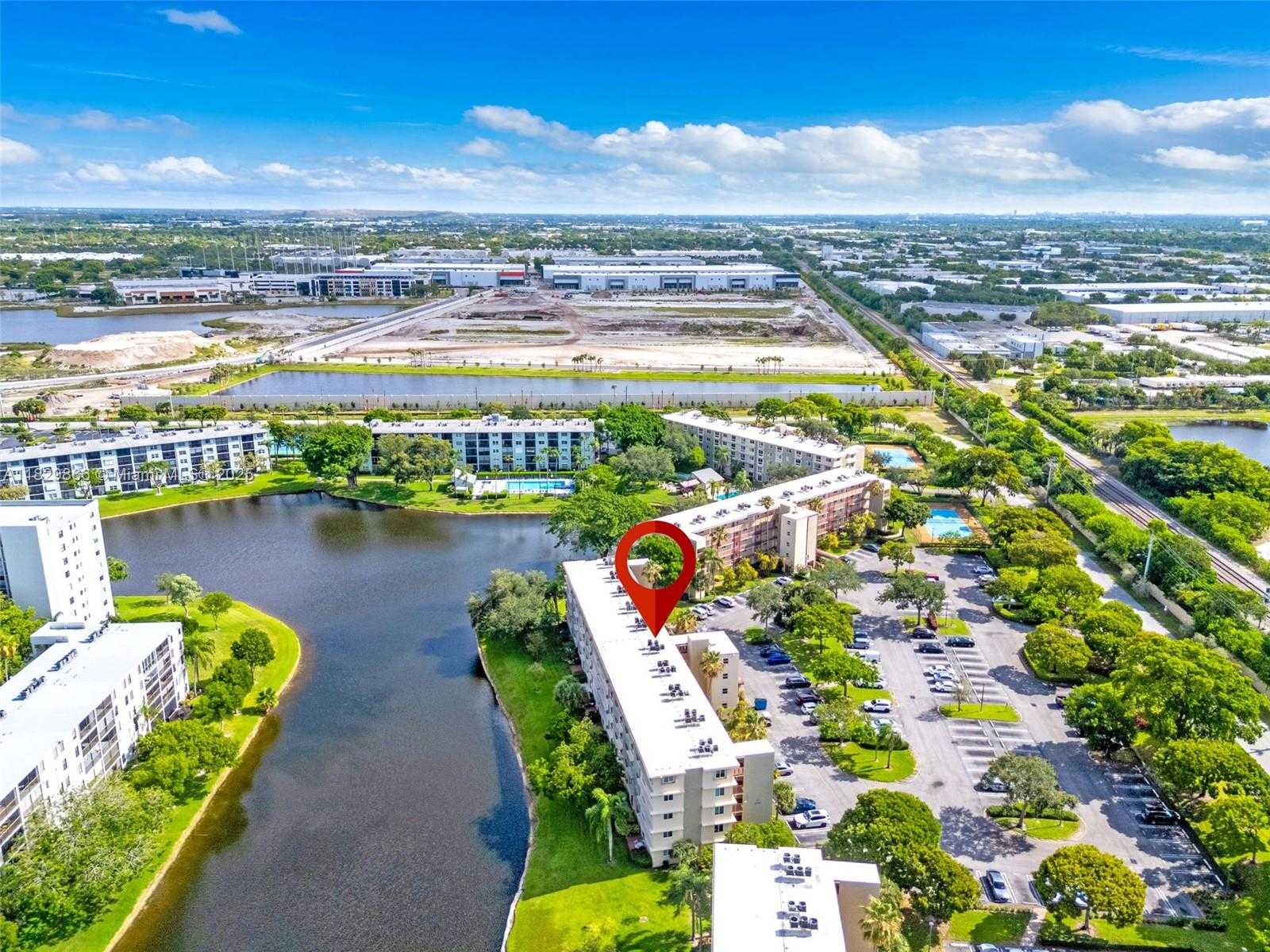 Small Image of 2106 SOUTH CYPRESS BEND DR #203, Pompano Beach Number 2