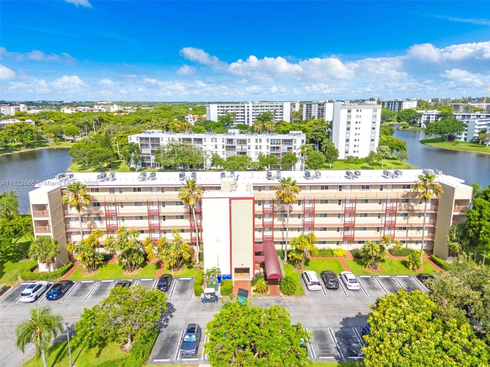 Small Image of 2106 SOUTH CYPRESS BEND DR #203, Pompano Beach Number 5