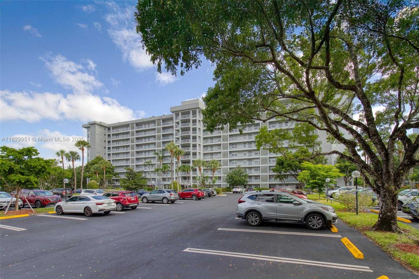 Small Image of 4015 WEST PALM AIRE DR #506, Pompano Beach Number 2