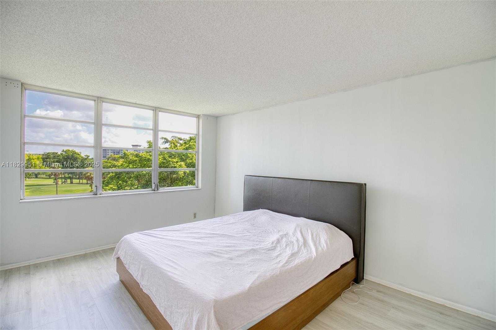 Small Image of 4015 WEST PALM AIRE DR #506, Pompano Beach Number 24