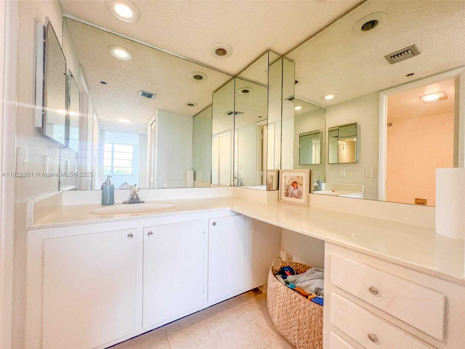 Small Image of 4015 WEST PALM AIRE DR #506, Pompano Beach Number 26