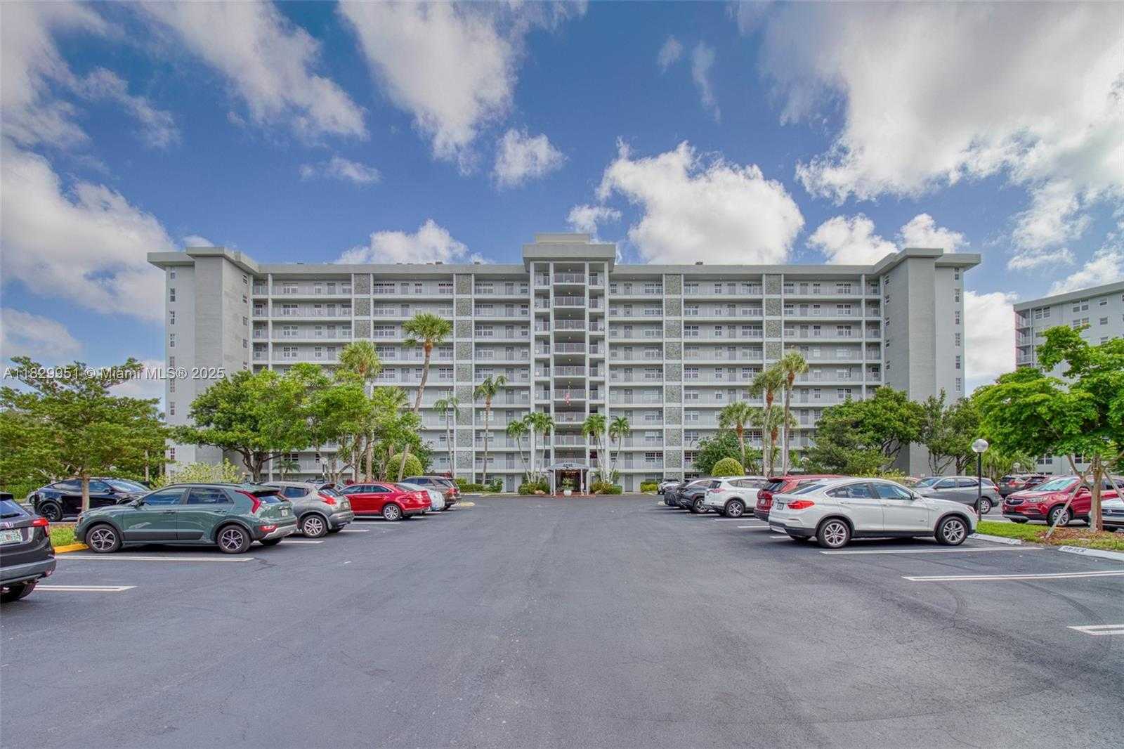 Small Image of 4015 WEST PALM AIRE DR #506, Pompano Beach Number 3