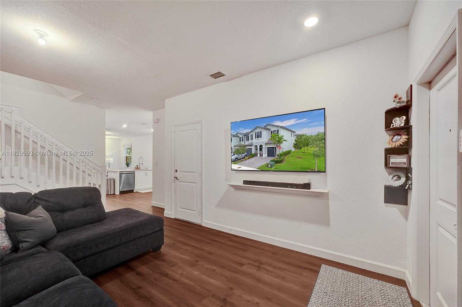 Small Image of 13371 SW 287th Ter, Homestead, FL 33033, USA Number 6
