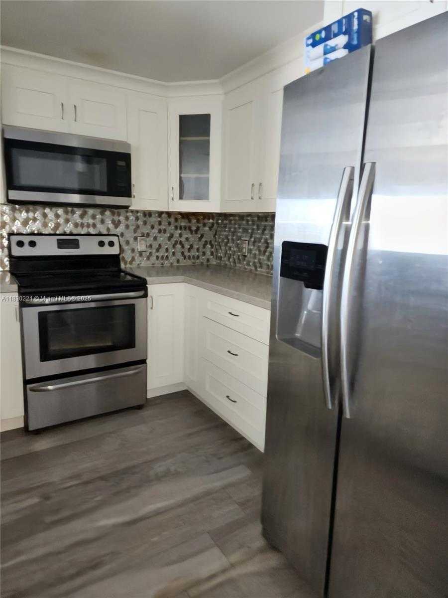 Small Image of 50 MENORES AVE #832, Coral Gables Number 11