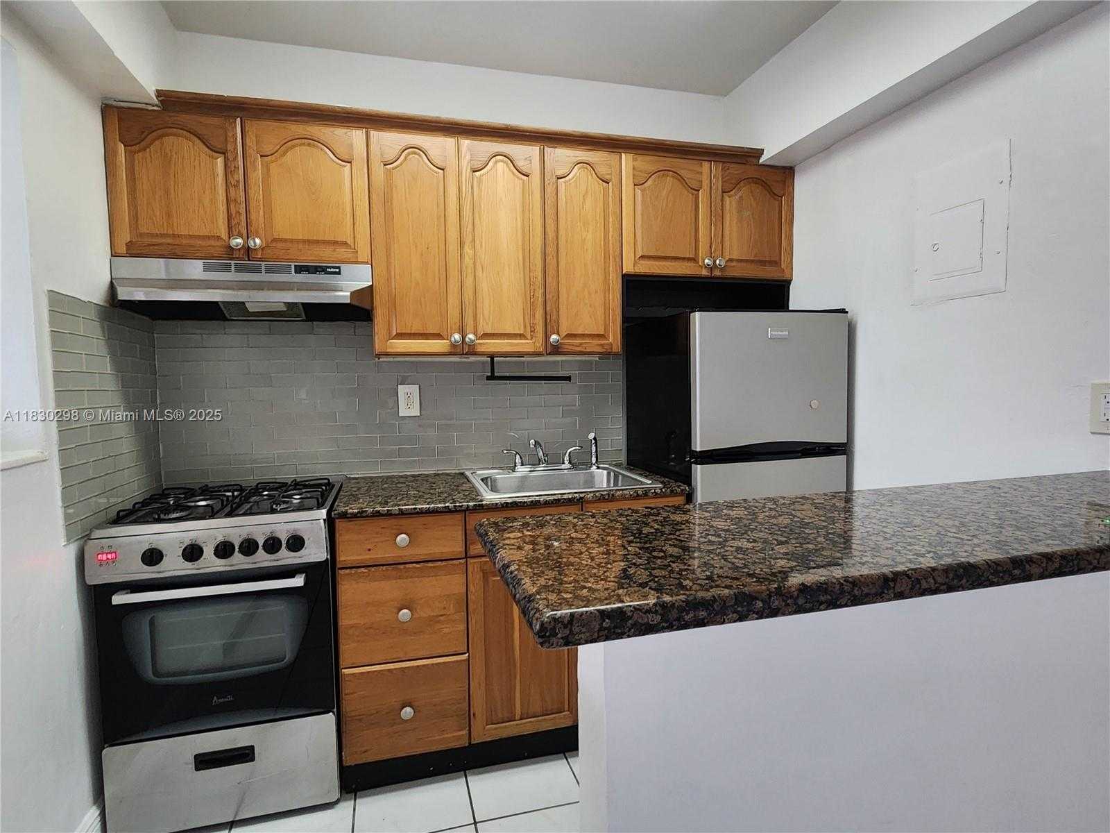 Small Image of 1014 SALZEDO ST #304, Coral Gables Number 3