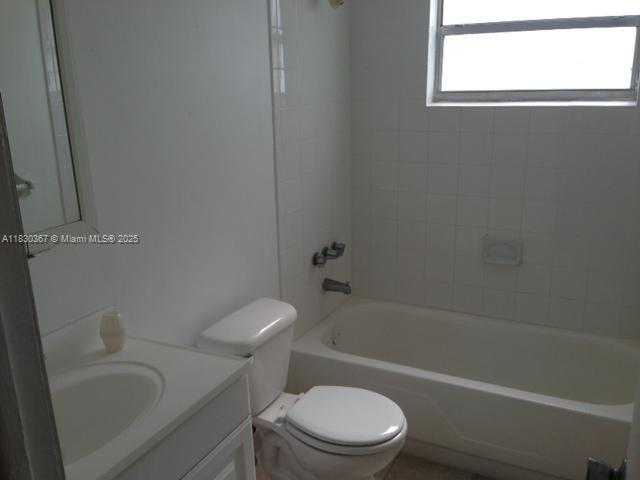 Small Image of 2008 JACKSON ST #D2, Hollywood Number 4