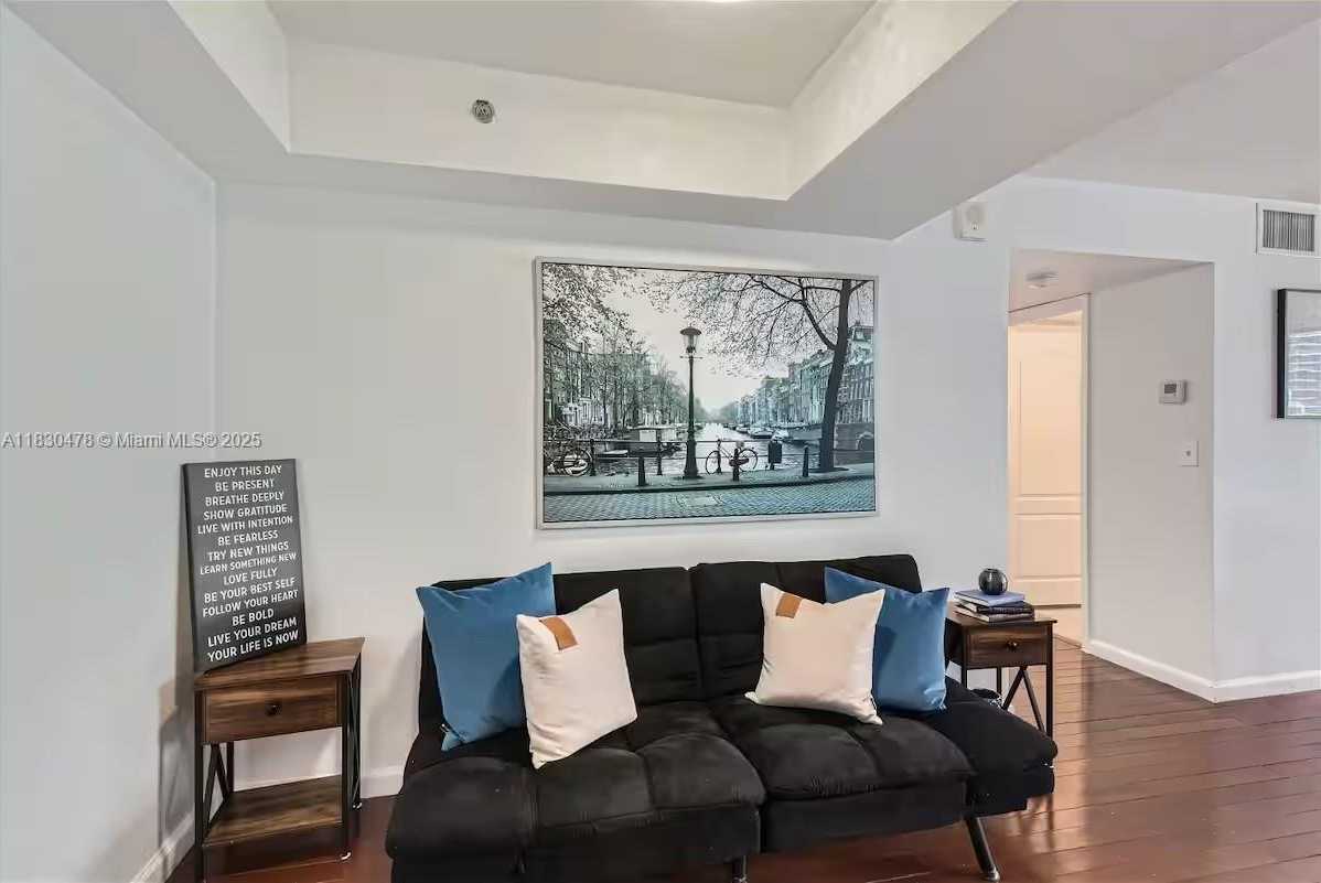 Small Image of 1200 BRICKELL BAY DR #3923, Miami Number 4