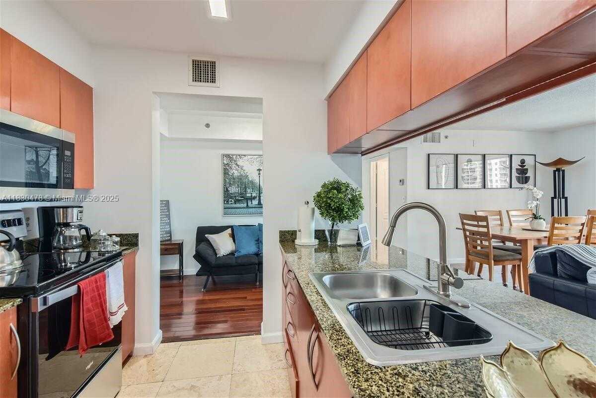 Small Image of 1200 BRICKELL BAY DR #3923, Miami Number 6