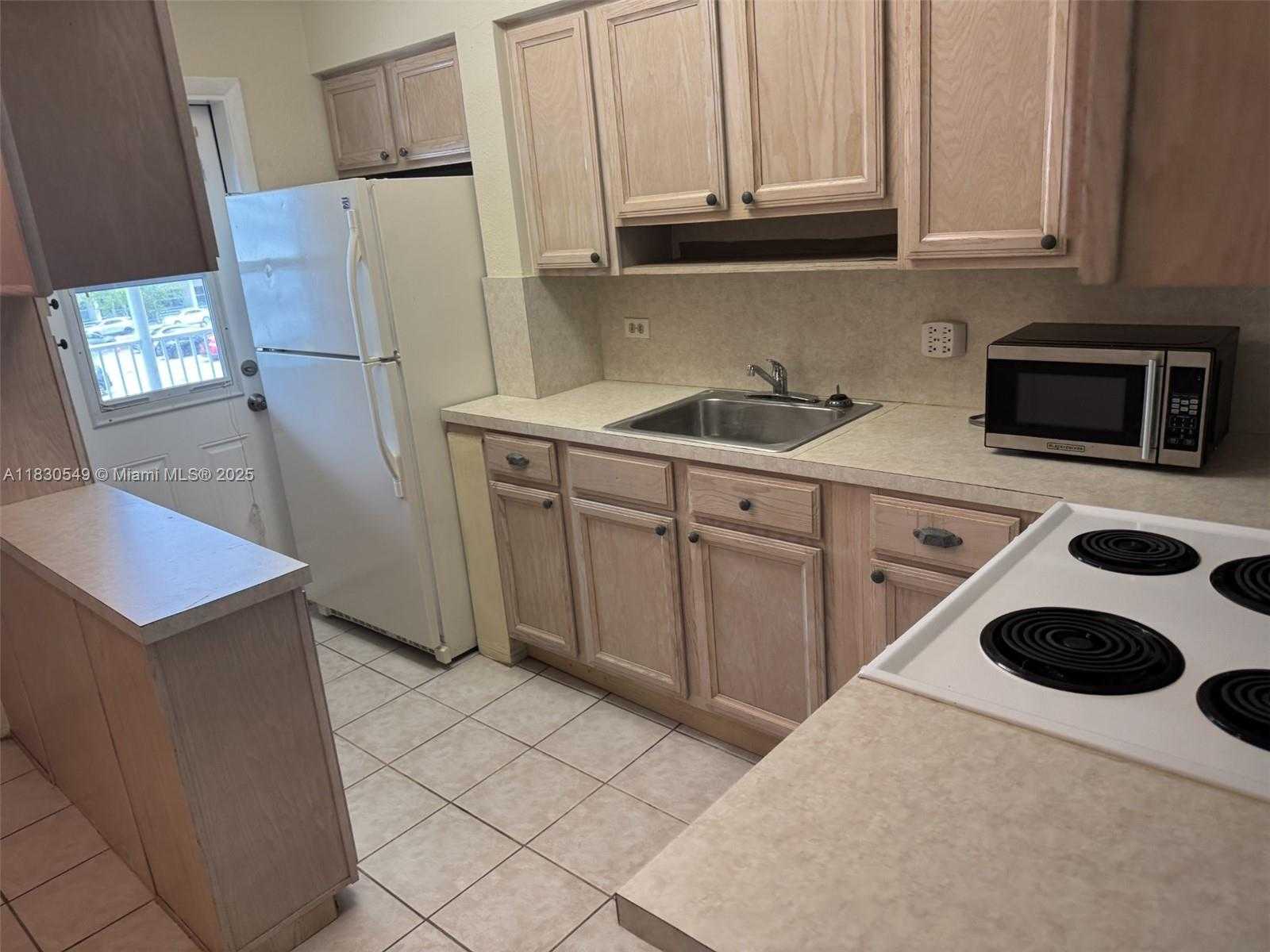 Small Image of 6580 SANTONA ST #A34, Coral Gables Number 4