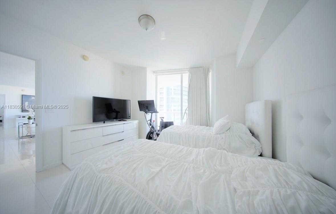 Small Image of 495 BRICKELL AVE #4004, Miami Number 12