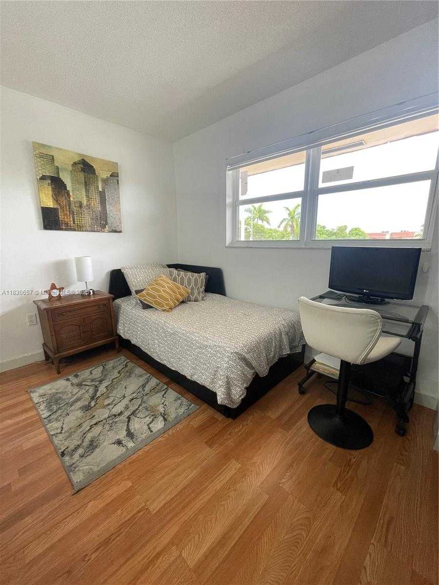 Small Image of 8951 SUNRISE LAKES BLVD #310, Sunrise Number 27