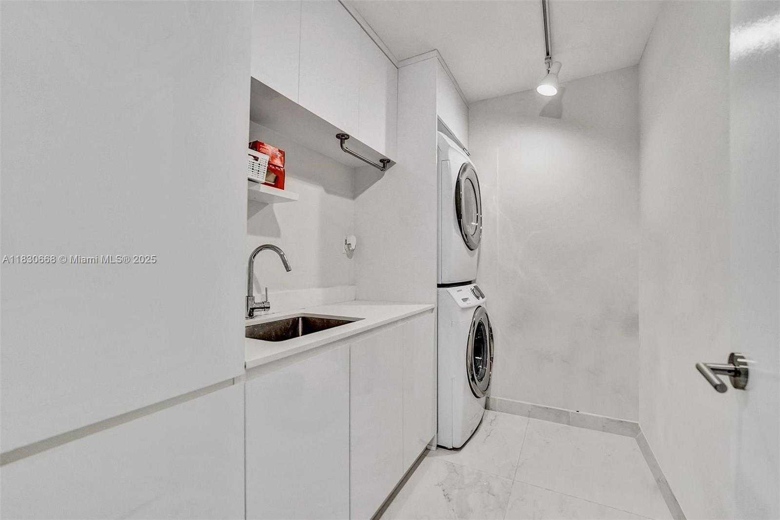 Small Image of 2 GROVE ISLE DR #B410, Miami Number 28