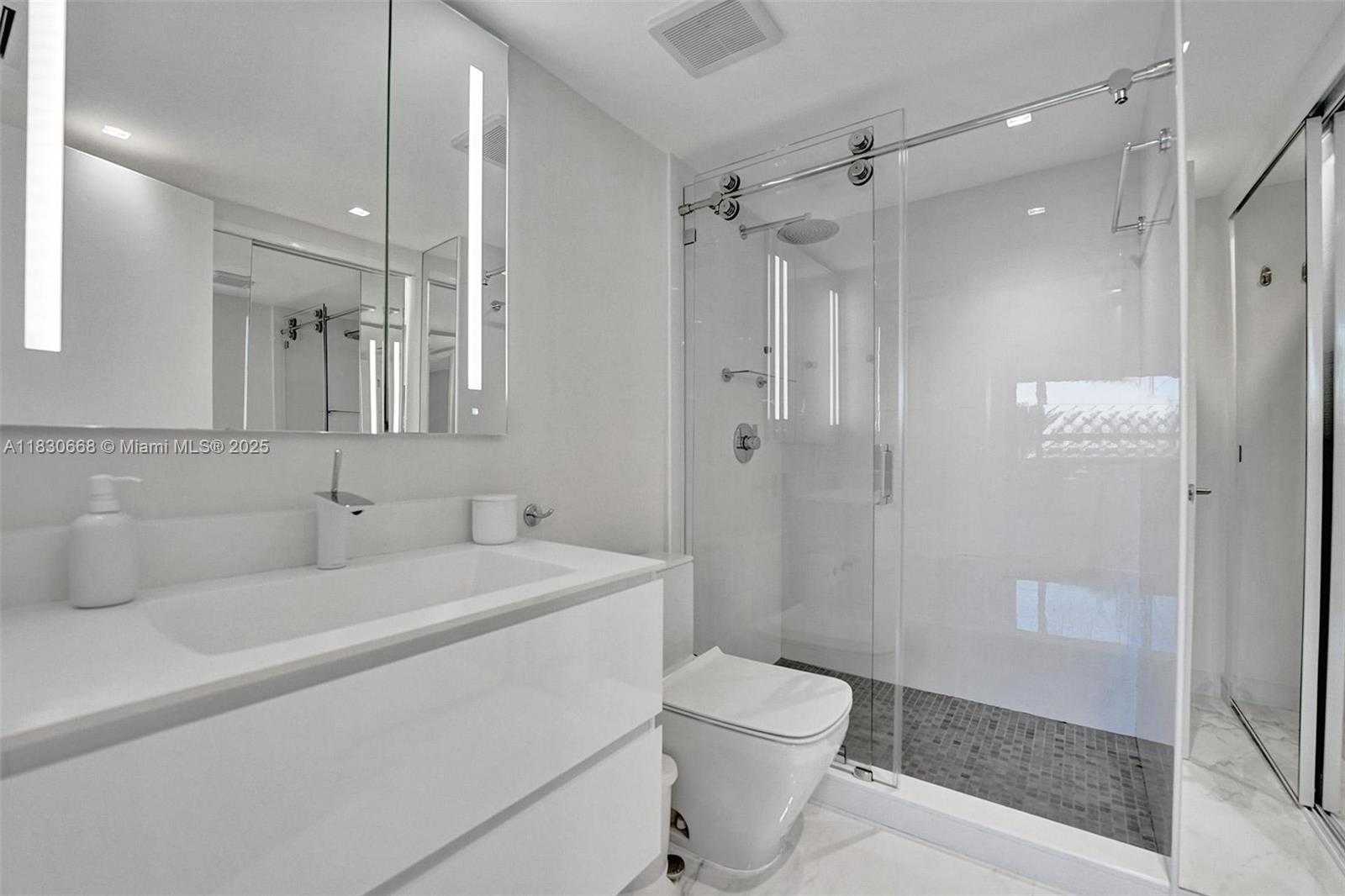 Small Image of 2 GROVE ISLE DR #B410, Miami Number 31