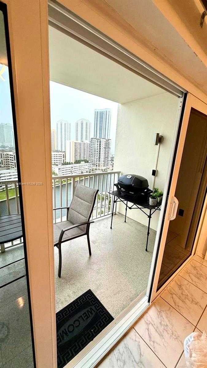 Small Image of 300 BAYVIEW DR #1603, Sunny Isles Beach Number 11
