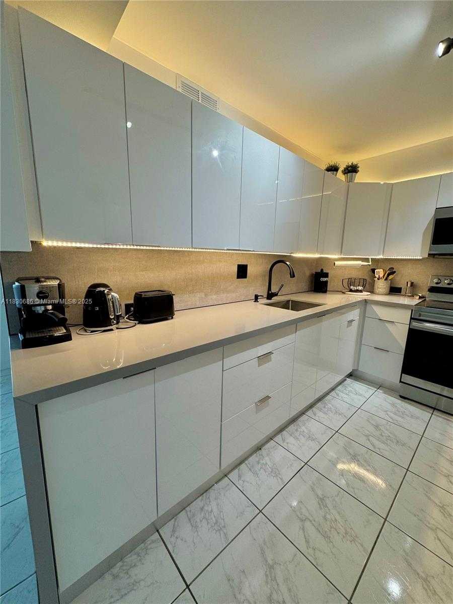 Small Image of 300 BAYVIEW DR #1603, Sunny Isles Beach Number 14