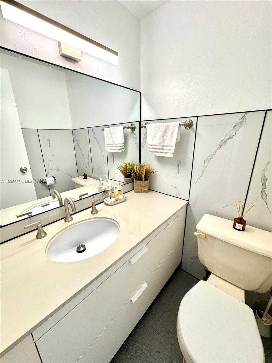 Small Image of 300 BAYVIEW DR #1603, Sunny Isles Beach Number 18