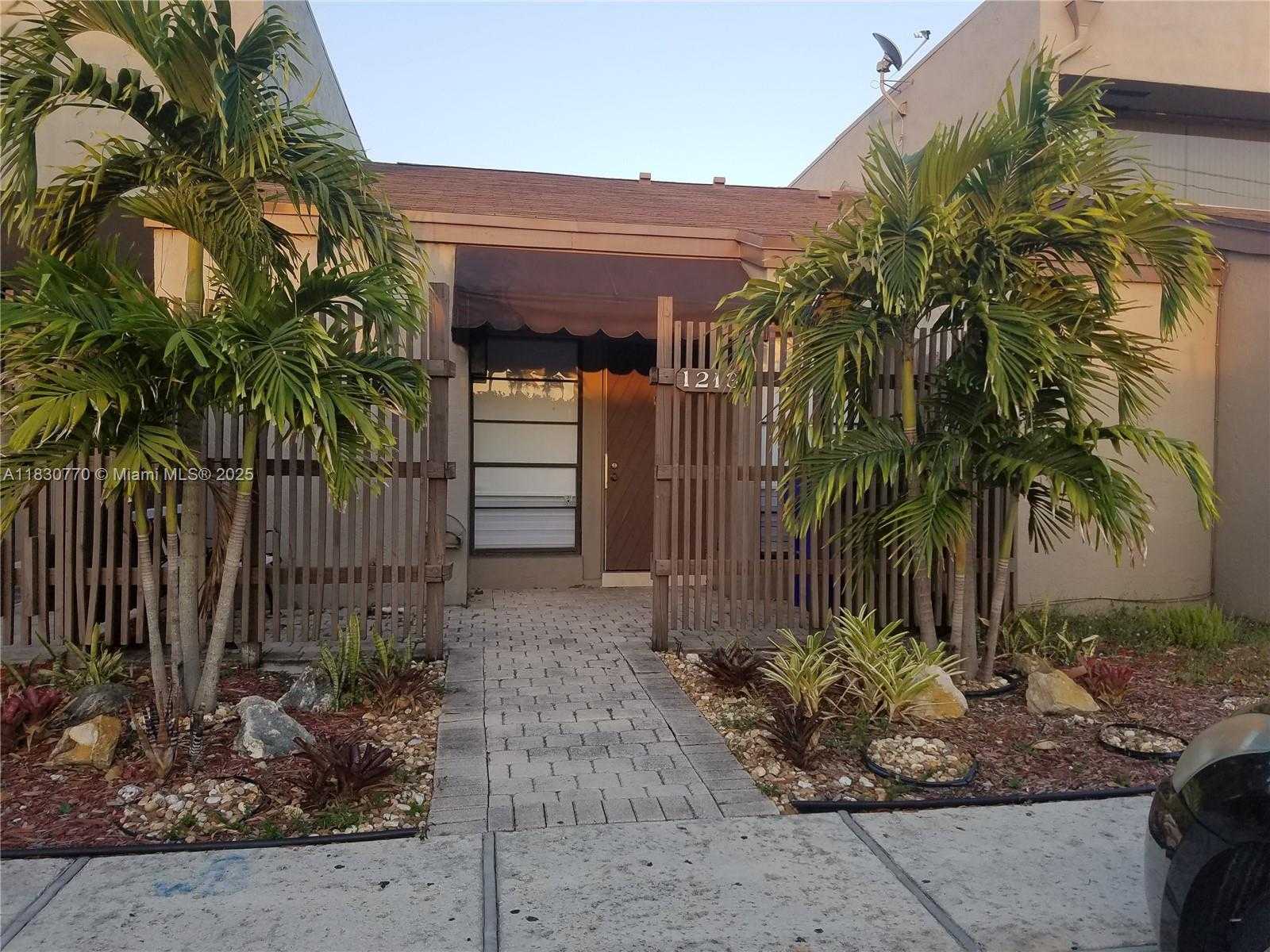 Small Image of Pembroke Pines Number 15