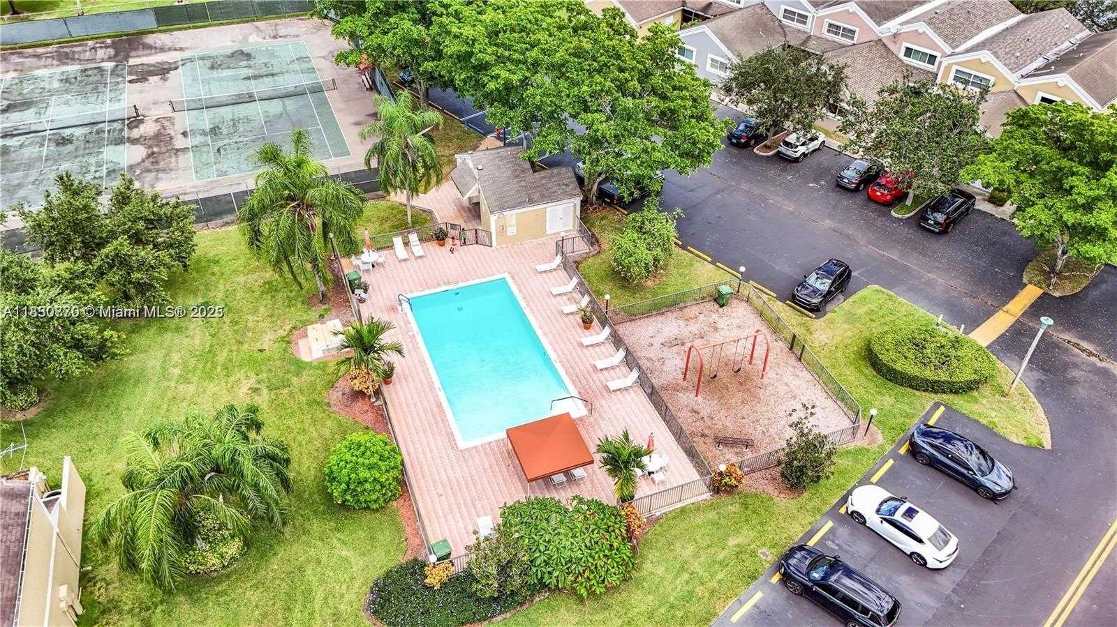 Small Image of Pembroke Pines Number 16