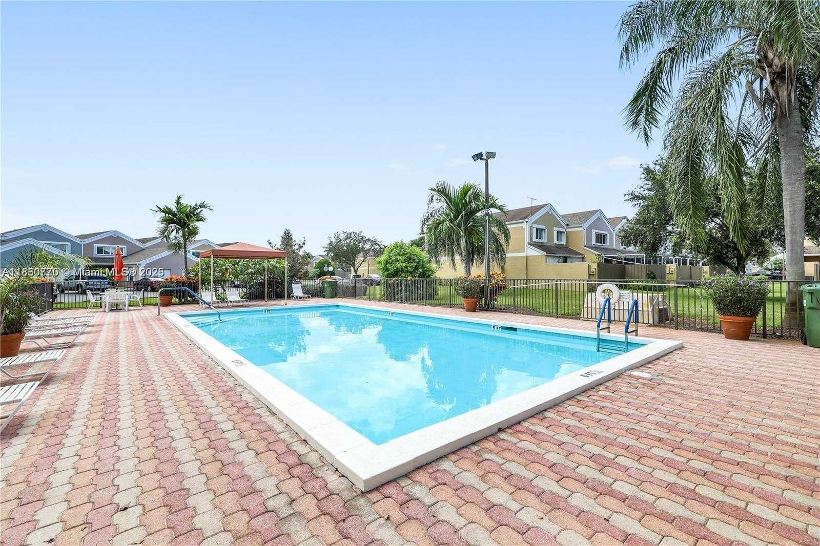 Small Image of Pembroke Pines Number 17