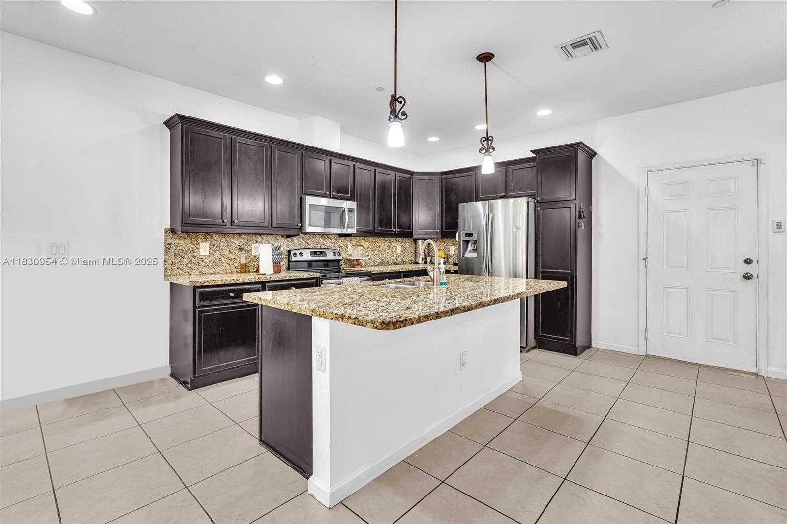 Small Image of 8150 CASCADA ISLES DR, Cooper City Number 14