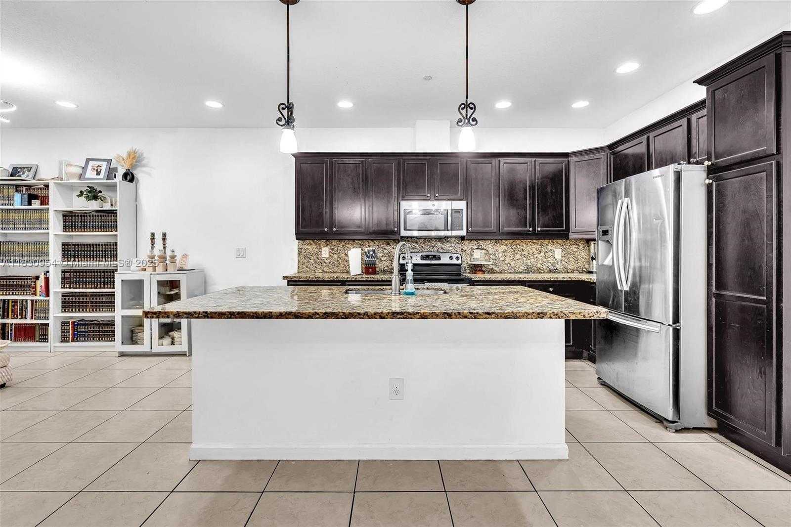 Small Image of 8150 CASCADA ISLES DR, Cooper City Number 15