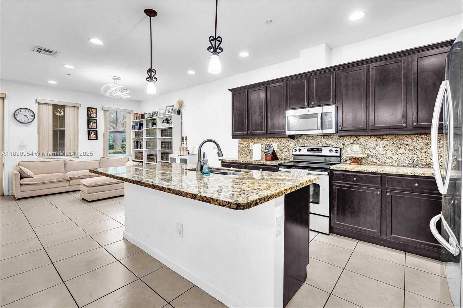 Small Image of 8150 CASCADA ISLES DR, Cooper City Number 16