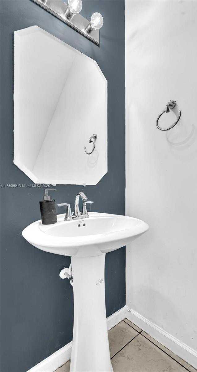Small Image of 8150 CASCADA ISLES DR, Cooper City Number 24