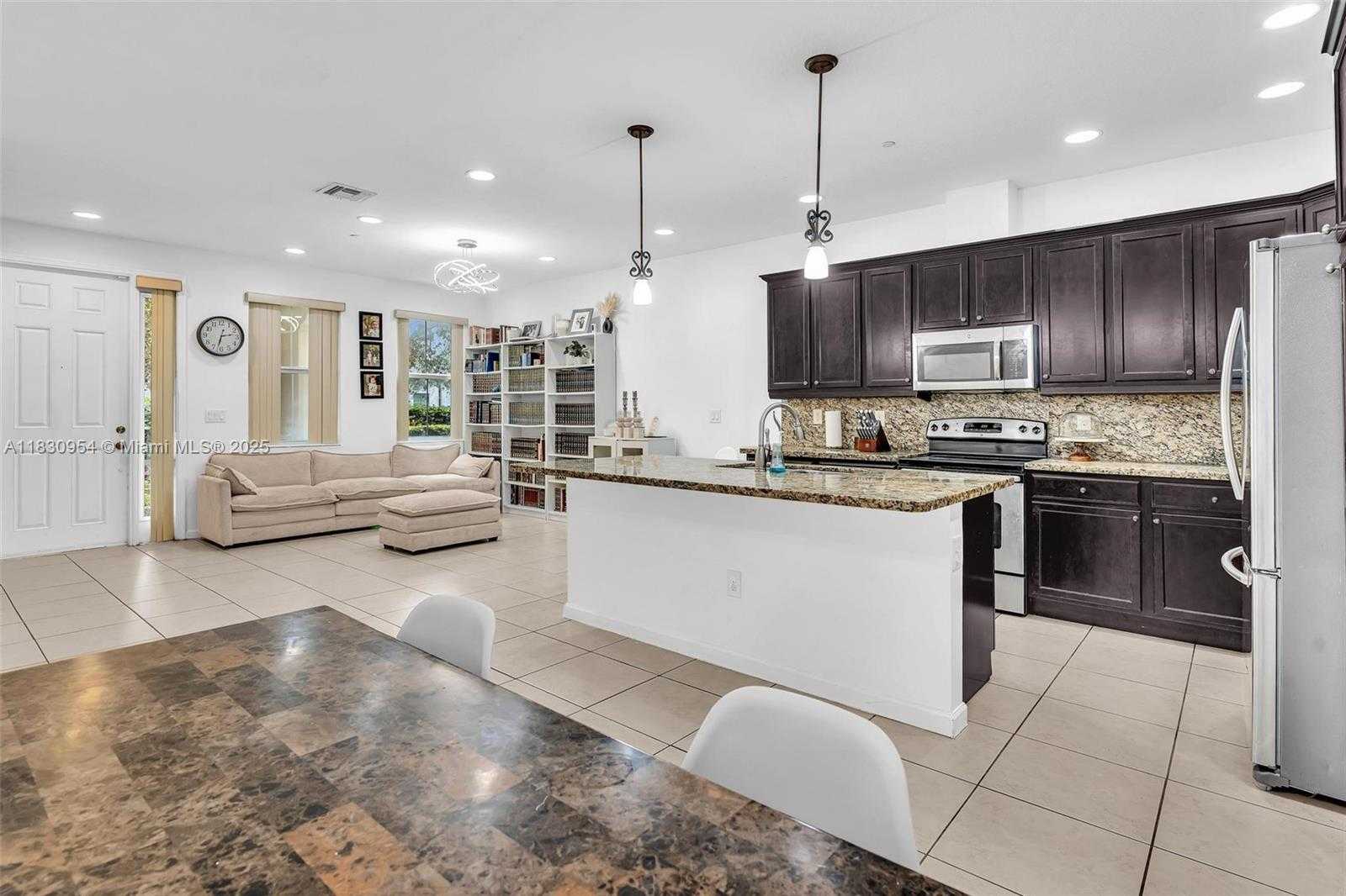 Small Image of 8150 CASCADA ISLES DR, Cooper City Number 26