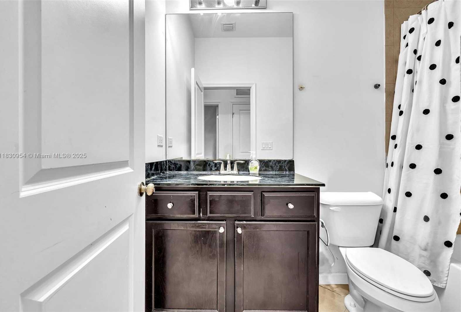 Small Image of 8150 CASCADA ISLES DR, Cooper City Number 32
