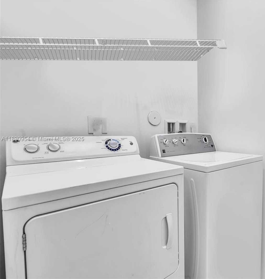 Small Image of 8150 CASCADA ISLES DR, Cooper City Number 34