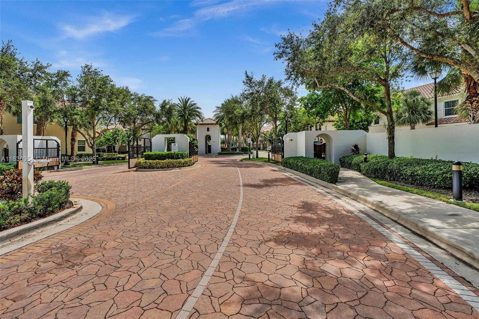 Small Image of 8150 CASCADA ISLES DR, Cooper City Number 49