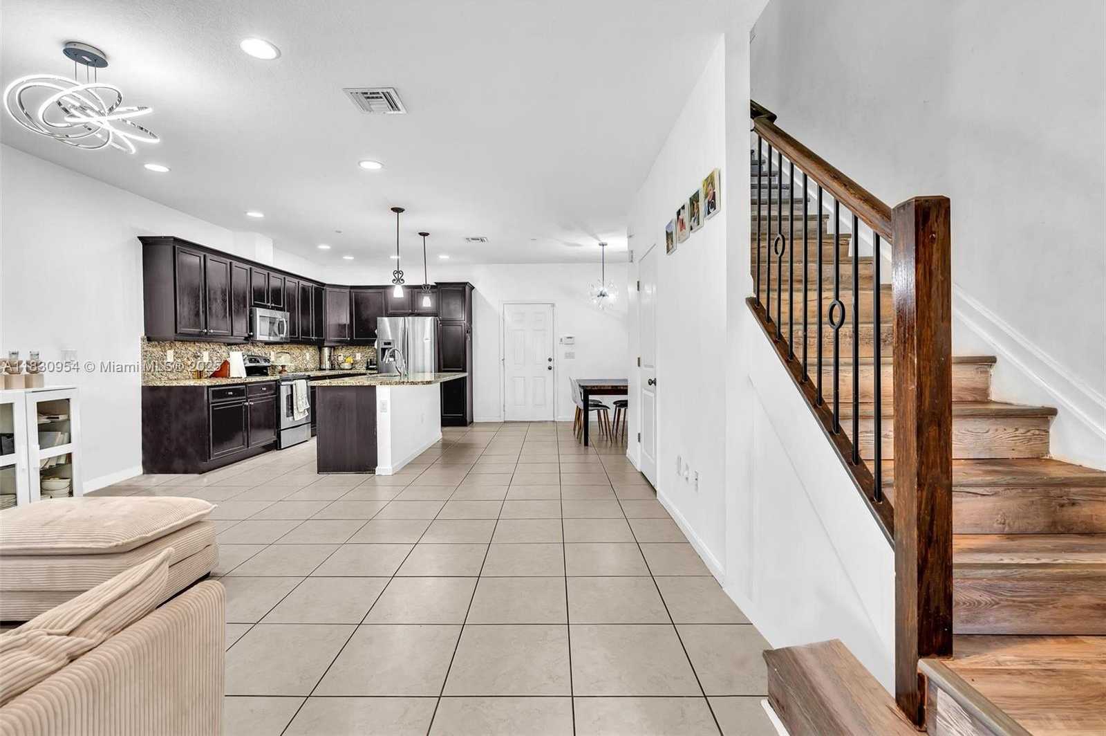 Small Image of 8150 CASCADA ISLES DR, Cooper City Number 5