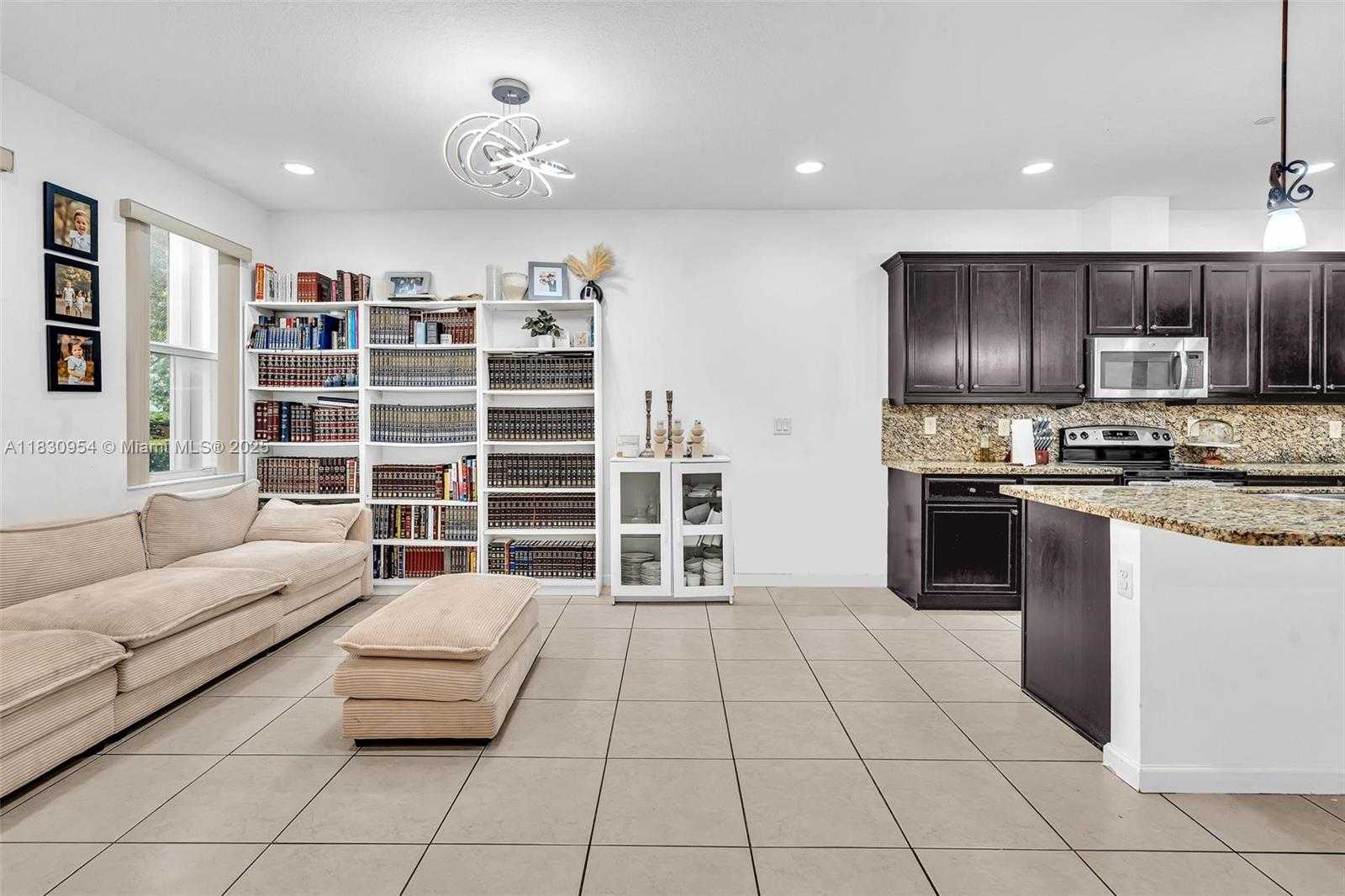 Small Image of 8150 CASCADA ISLES DR, Cooper City Number 7