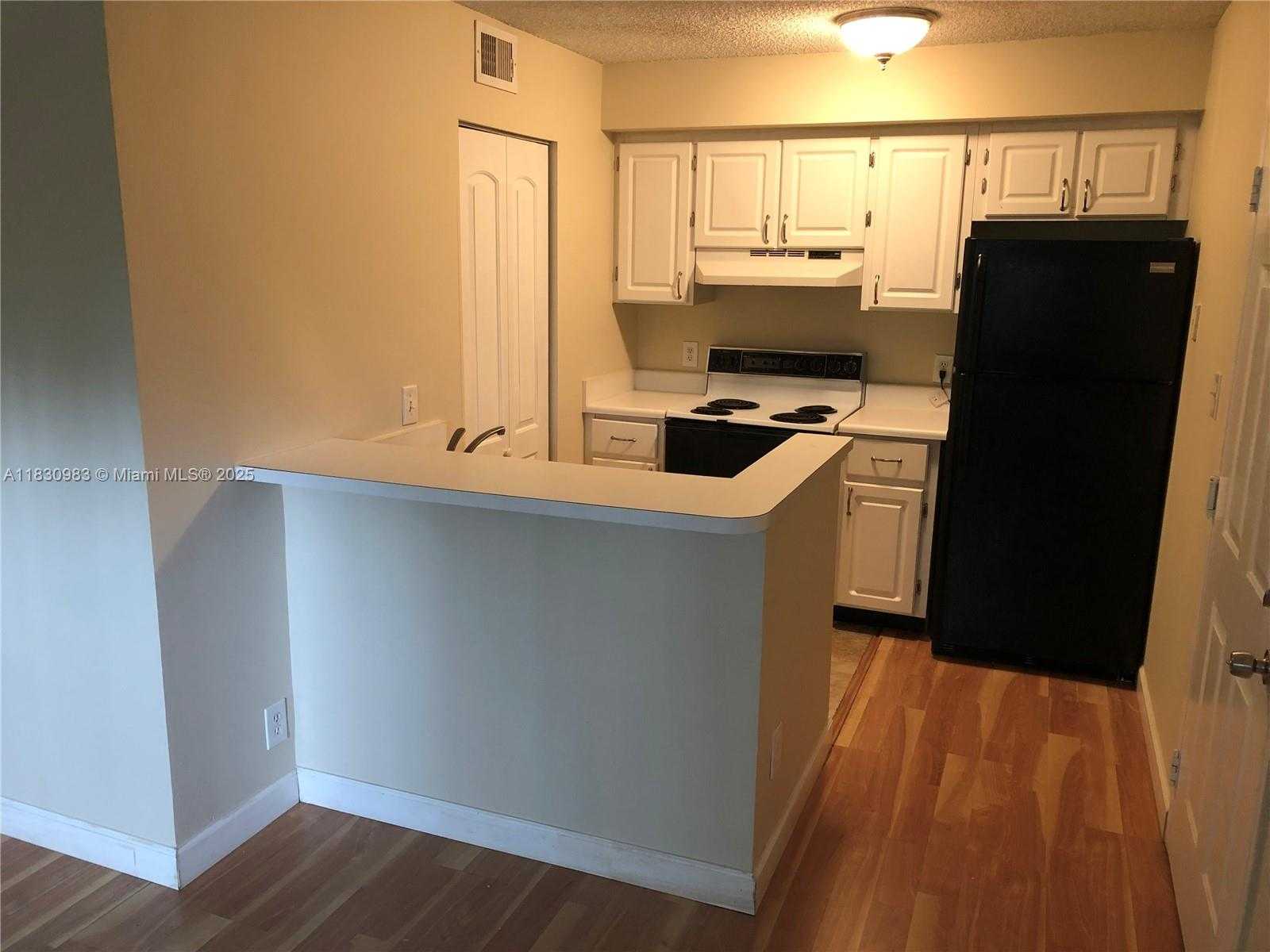 Small Image of 620 SOUTH PARK RD #33-2, Hollywood Number 3