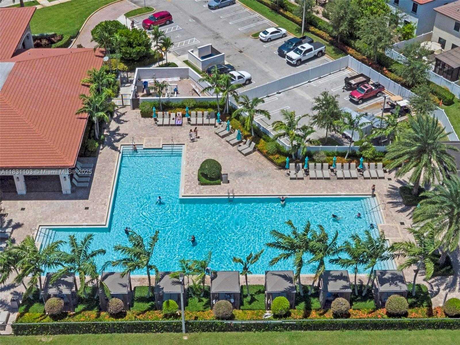 Small Image of 10021 WEST 32ND LN, Hialeah Number 3