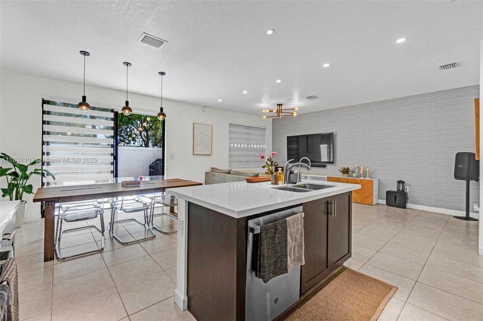 Small Image of 10021 WEST 32ND LN, Hialeah Number 9