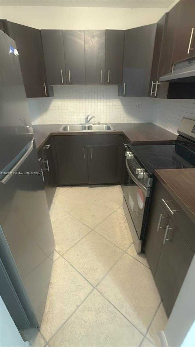 Small Image of 304 NE 30th Ct, Pompano Beach, FL 33064, USA Number 5