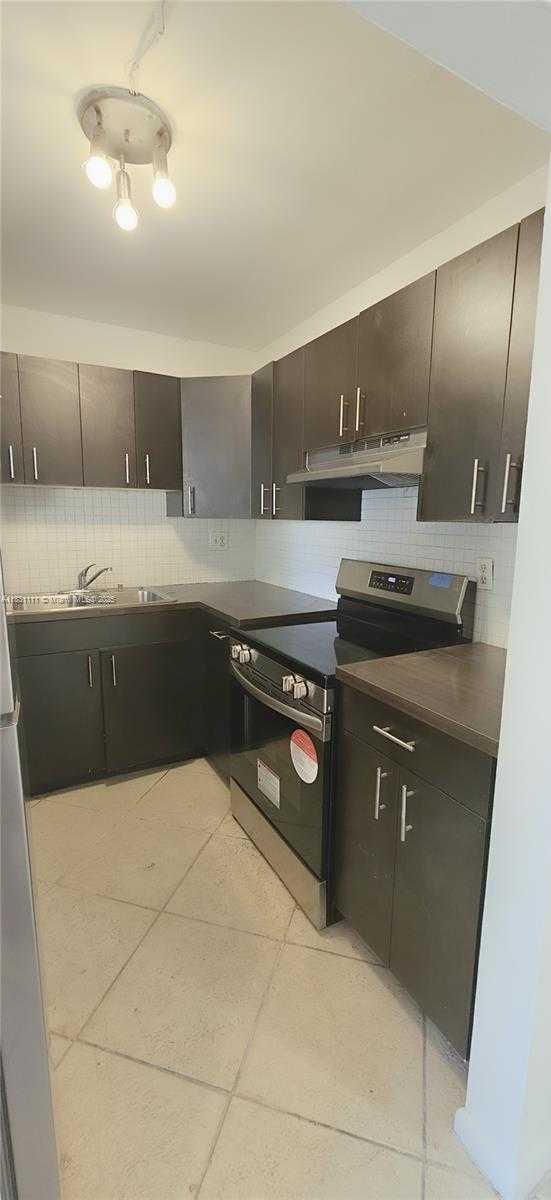 Small Image of 304 NE 30th Ct, Pompano Beach, FL 33064, USA Number 6