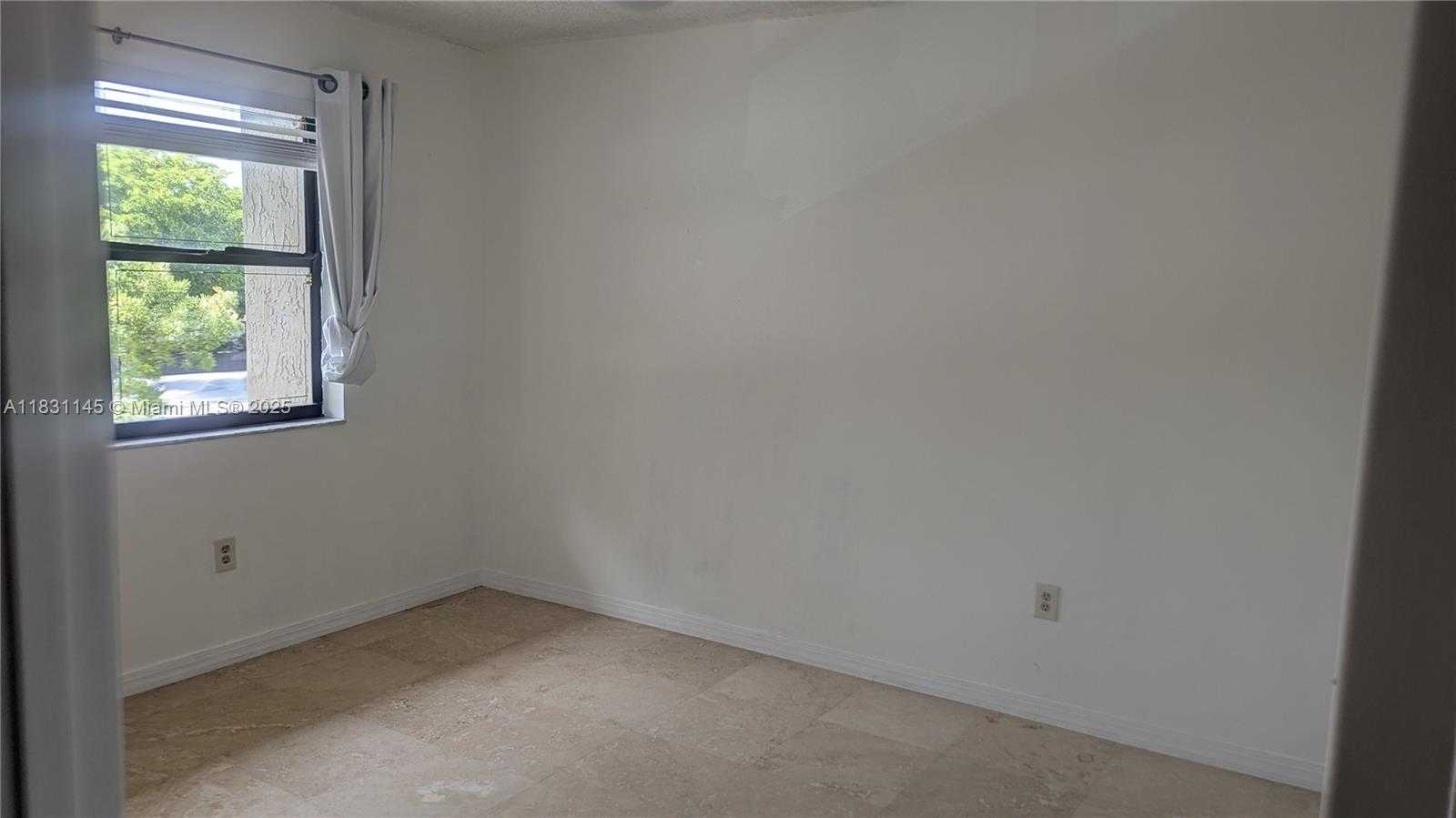 Small Image of 491 IVES DAIRY RD #306-5, Miami Number 6