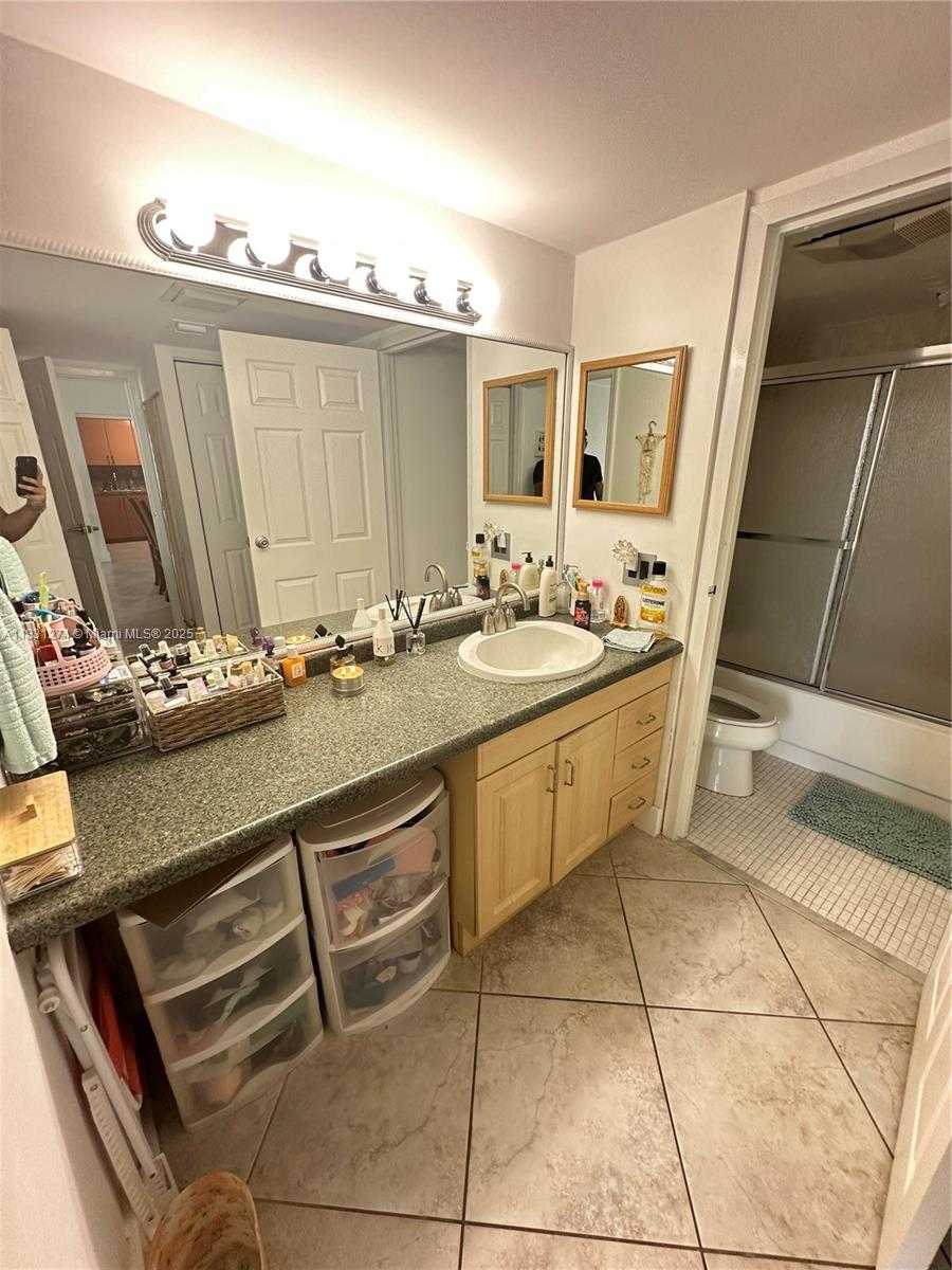 Small Image of 100 BAYVIEW DR #601, Sunny Isles Beach Number 15
