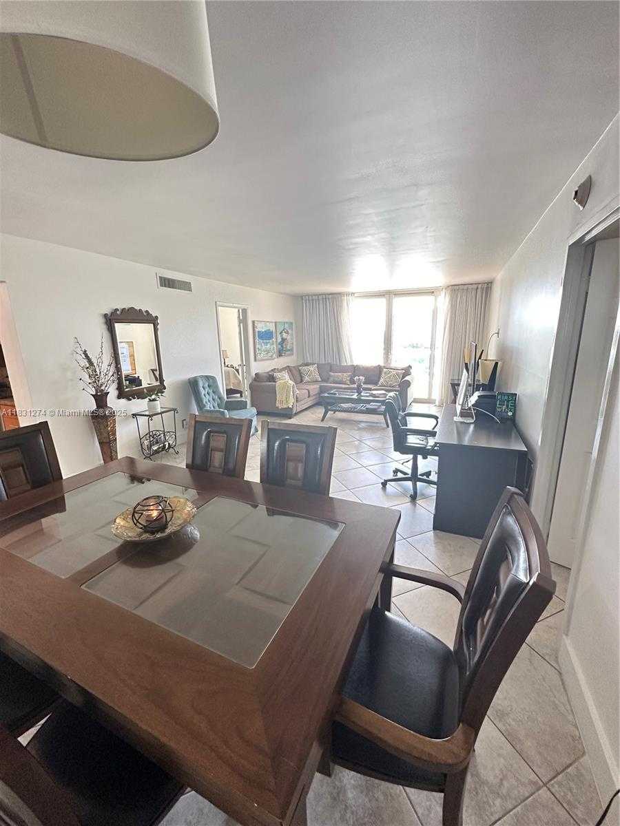 Small Image of 100 BAYVIEW DR #601, Sunny Isles Beach Number 3