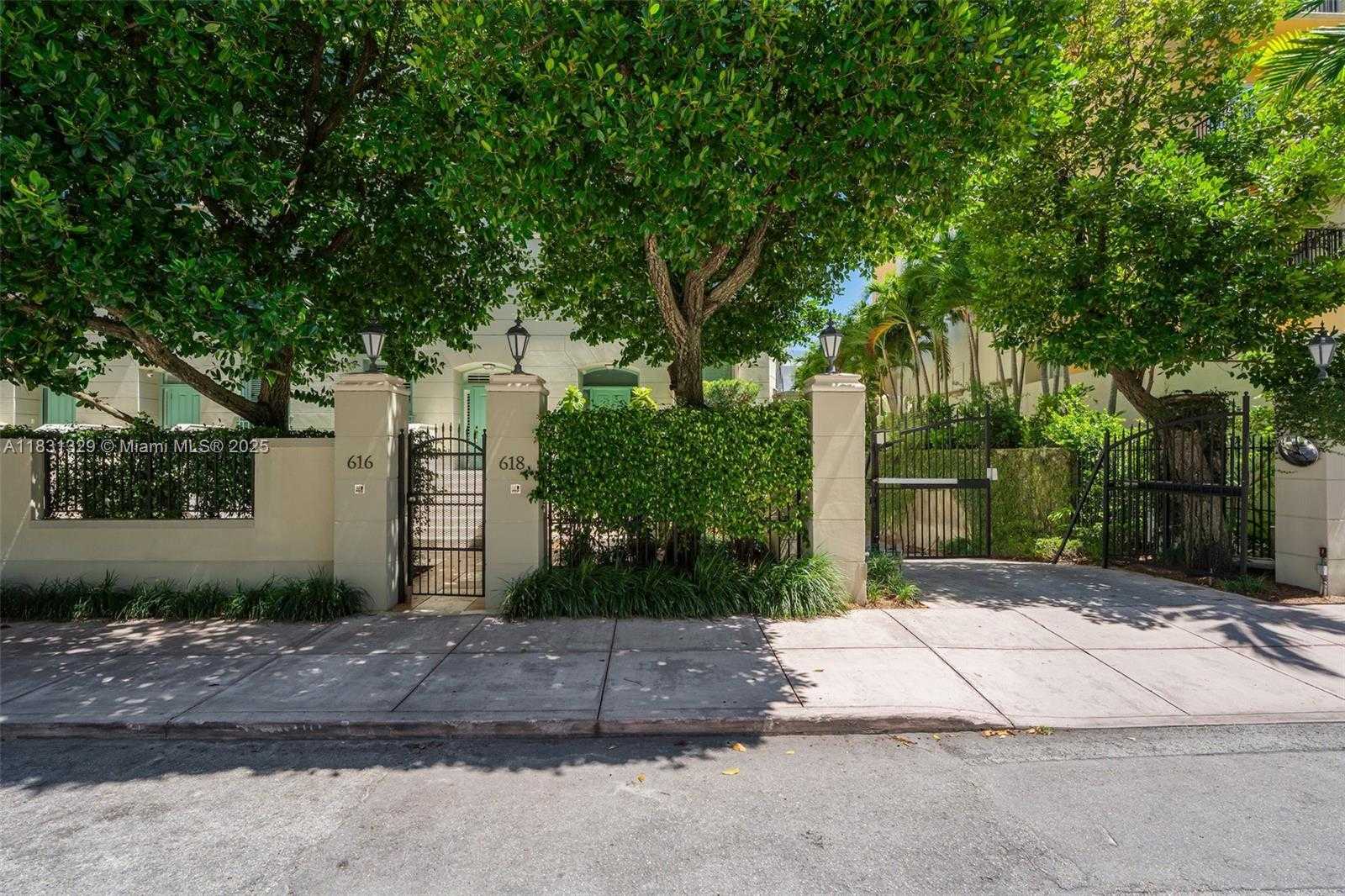 Small Image of 618 VALENCIA AVE #101, Coral Gables Number 2