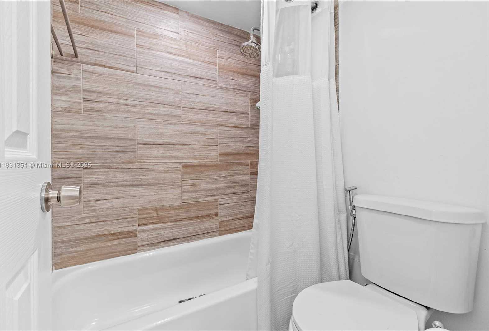 Small Image of 3301 NORTH COUNTRY CLUB DR #607, Aventura Number 15
